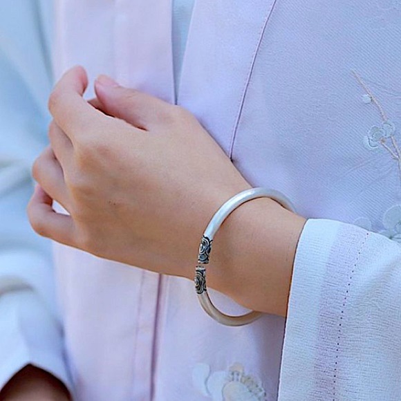 Sterling Silver Irregular Flower Pattern Bangle Bracelet - Picture 12 of 16